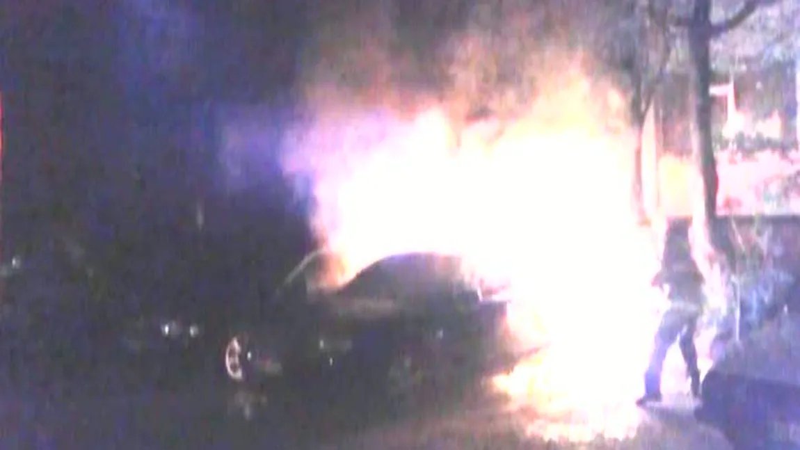 Prăpăd într-o parcare din Galaţi. Două maşini au fost incendiate VIDEO