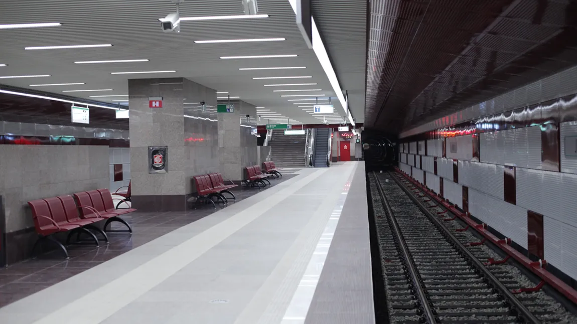 INIMAGINABIL. O femeie şi-a împins copilul pe şinele de metrou. Vezi ce a urmat VIDEO