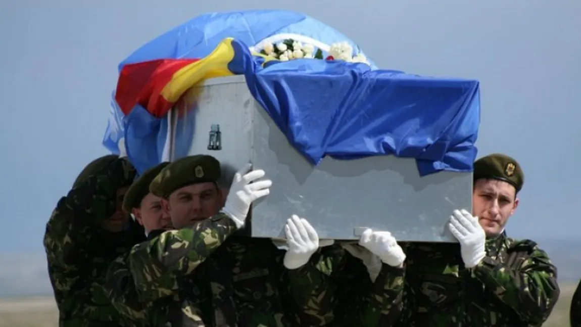 Militarul mort în Afganistan a fost repatriat. Ceremonie emoţionantă pe aeroport