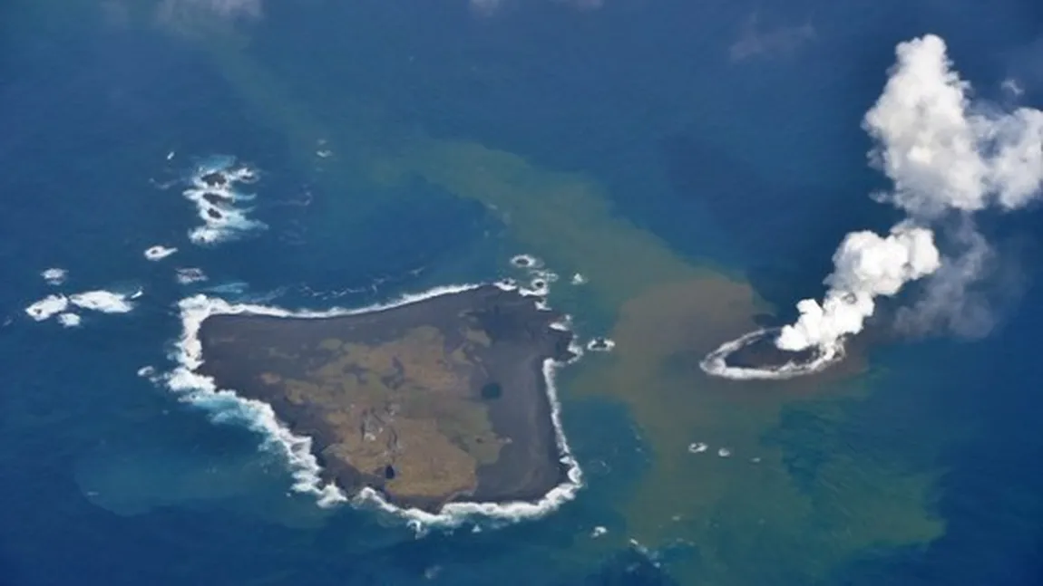 Fenomen inedit în ocean: O insulă nou formată îşi înghite vecina FOTO