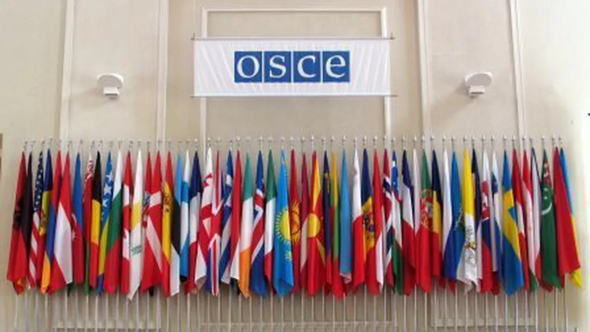 Observatorii OSCE luaţi PRIZONIERI de separatişti au fost prezentaţi presei la Slaviansk