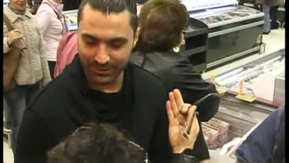 Pepe, la deschiderea unui supermarket. Clienţii au lăsat tigăile şi s-au fotografiat cu artistul VIDEO