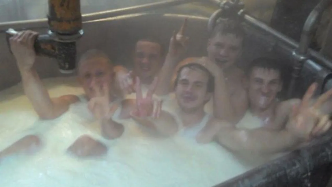 Scandal în Rusia: Angajaţii unei fabrici au făcut baie în laptele pentru consum FOTO