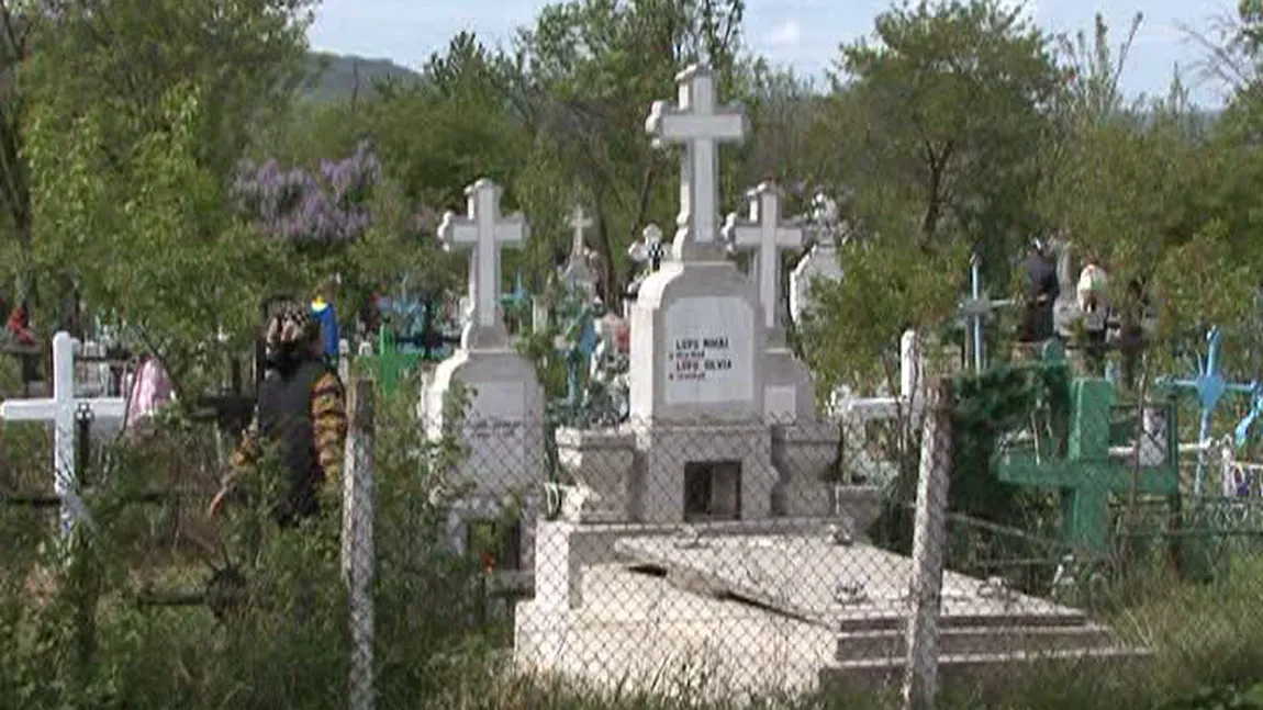Scandal în biserică, din cauza taxelor prea mari. Oamenii RENUNŢĂ să mai facă slujbă la mormânt VIDEO