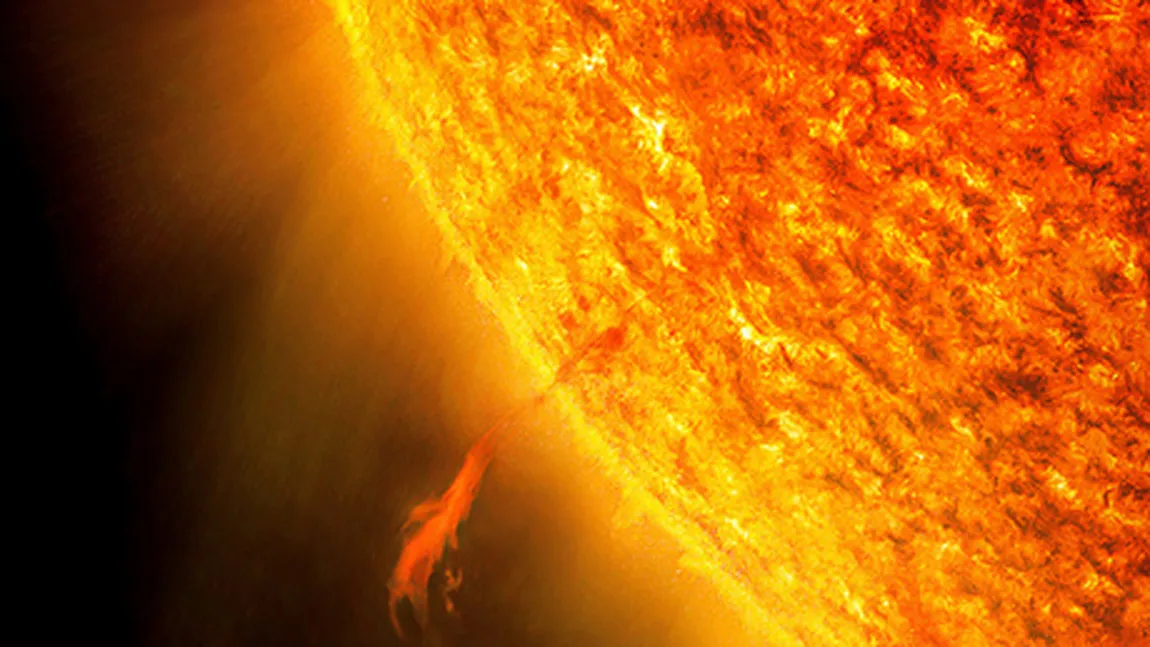 Patru erupţii solare puternice produse în ultimele zile dintr-o pată solară de dimensiunea lui Jupiter