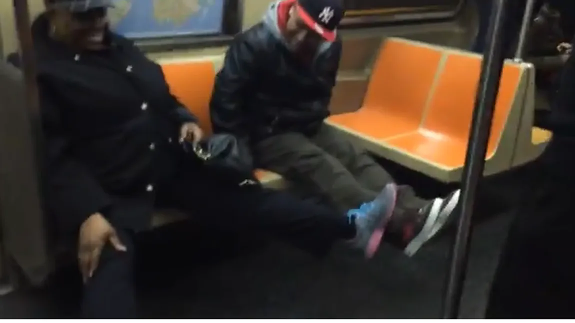 Pasager neobişnuit într-un metrou: Un şobolan s-a plimbat nestingherit prin vagon VIDEO