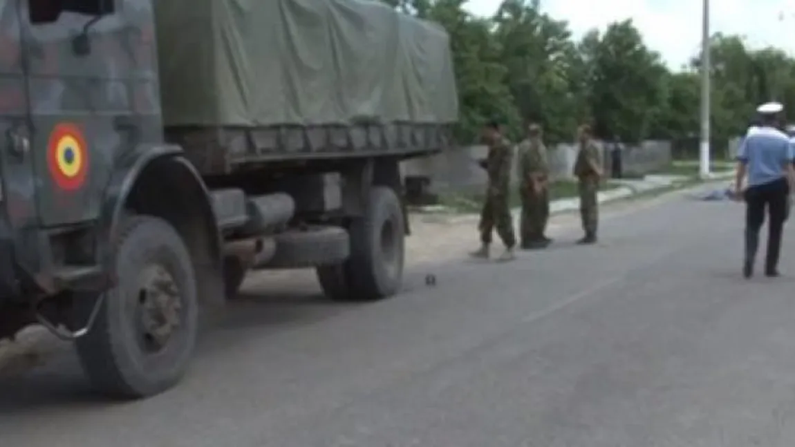 Un copil de şapte ani a fost lovit de un camion al armatei. Medicii se luptă să-l ţină în viaţă