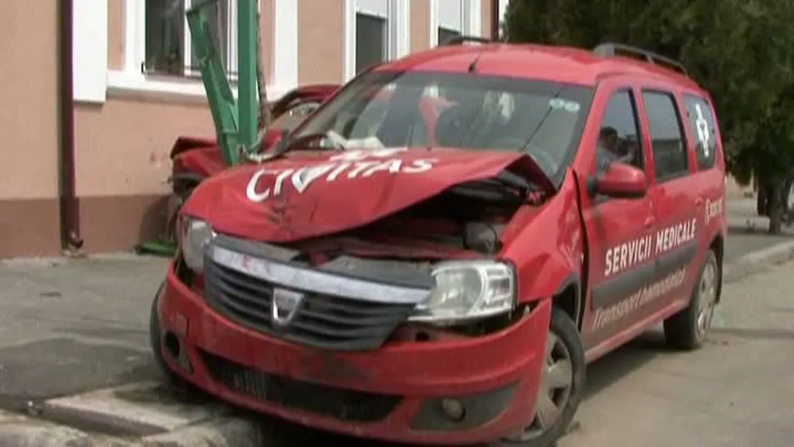 O ambulanţă care transporta pacienţi la dializă, implicată într-un accident VIDEO