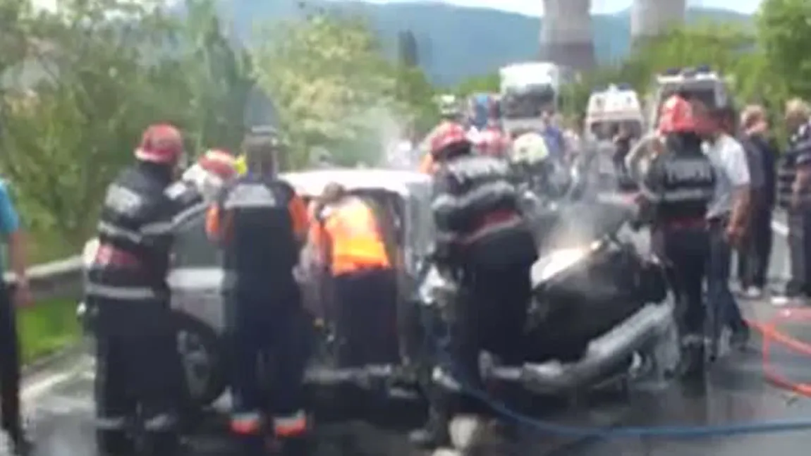 MAŞINĂ ÎN FLĂCĂRI la intrarea în Deva. Şoferul a murit din cauza arsurilor VIDEO