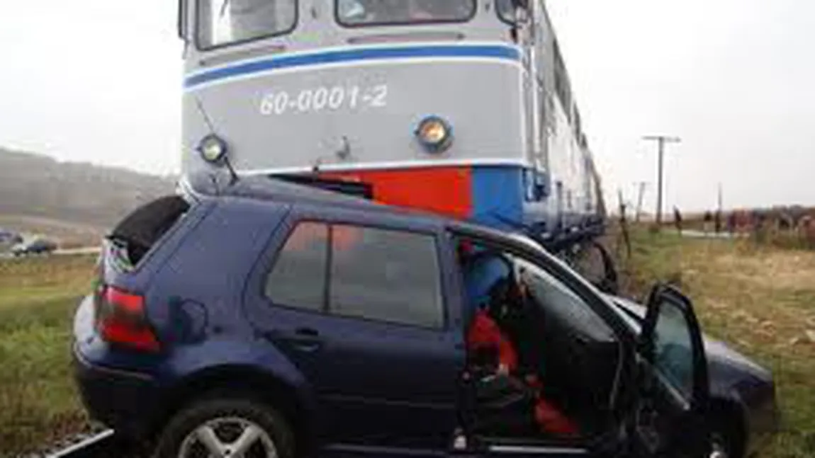 Autoturism LOVIT de tren. Două persoane au fost RĂNITE