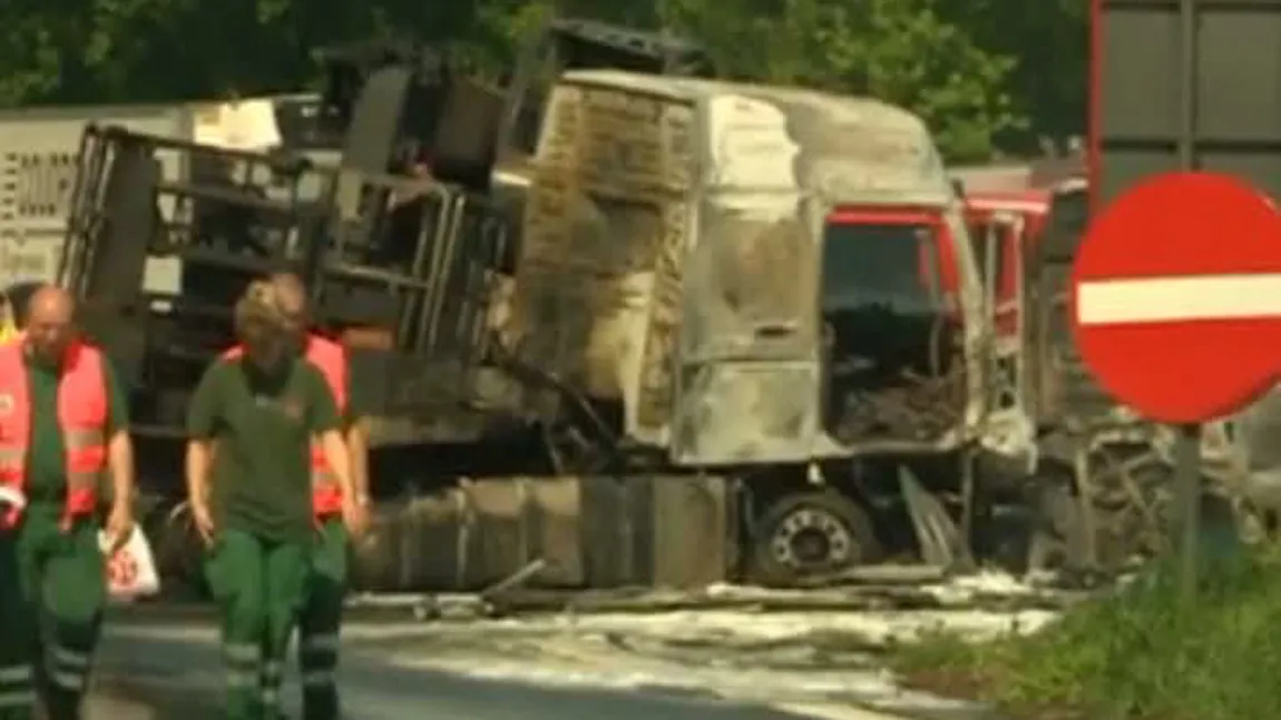 Accident grav în Belgia. Un TIR înmatriculat în România, în flăcări pe o autostradă VIDEO