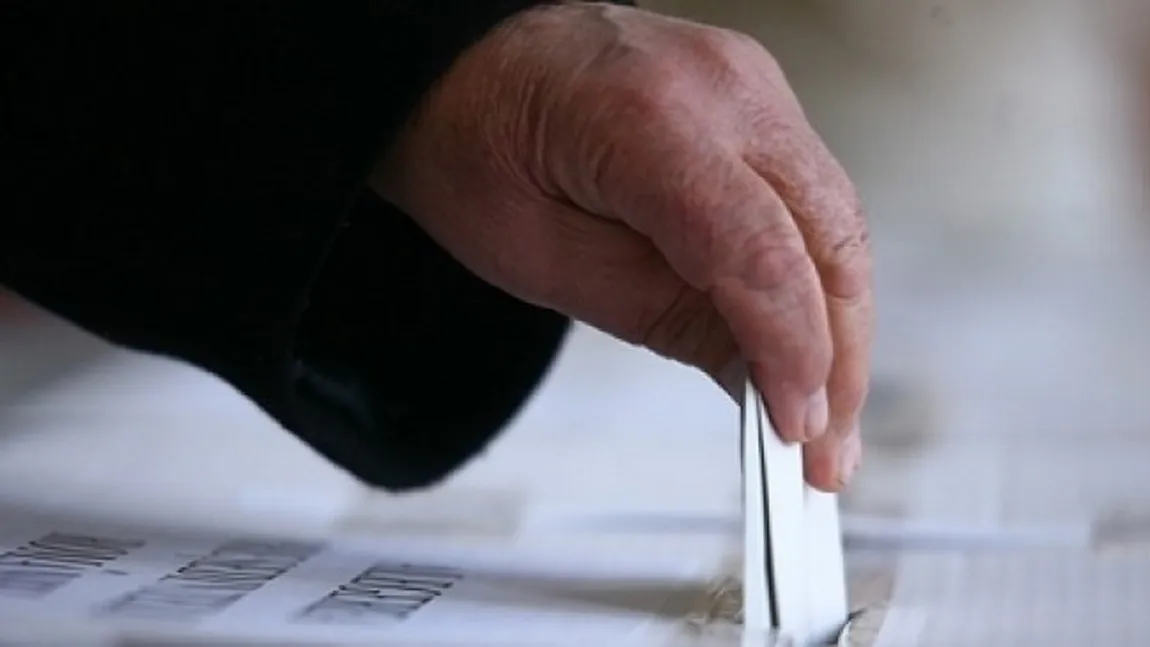 S-au deschis birourile de vot pentru alegerile prezidenţiale anticipate din Ucraina