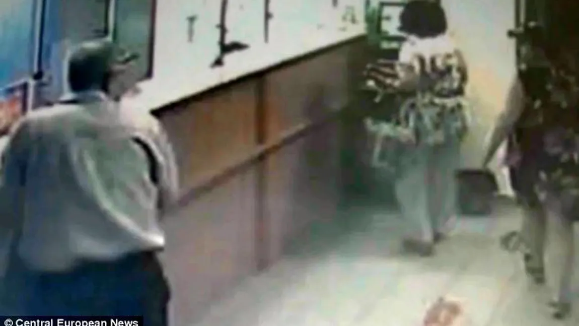 Scene de groază într-o bancă: Un client nervos a încercat să îi dea foc unei angajate VIDEO