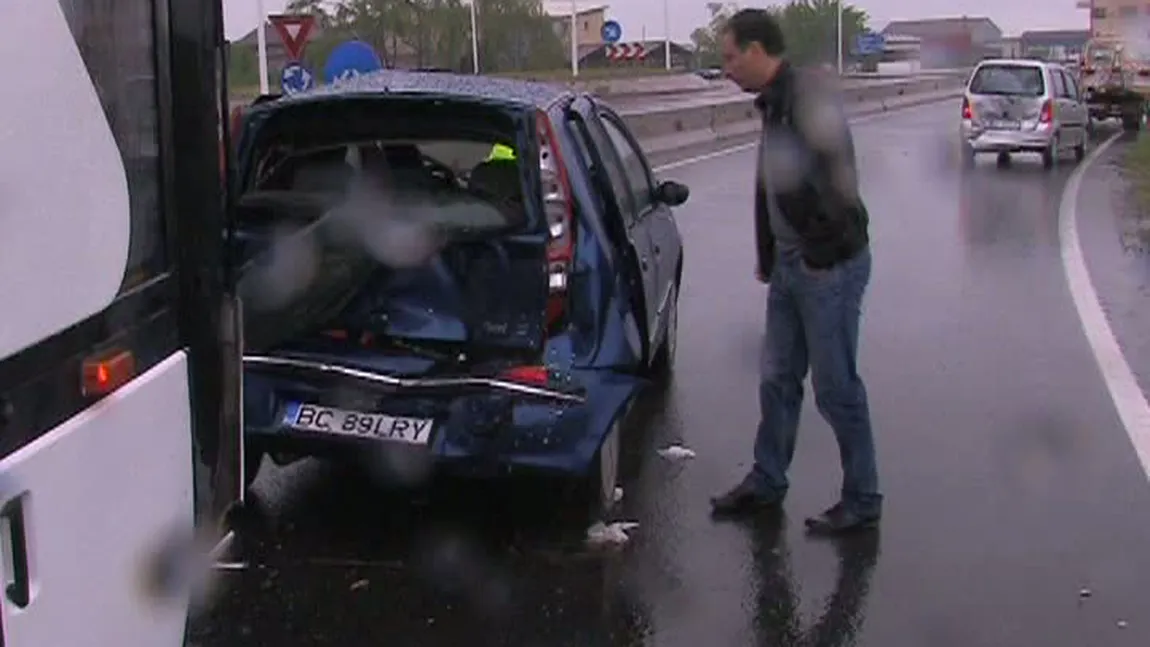 ACCIDENT din cauza vremii. Coliziune în lanţ, cu un autocar şi două autoturisme, la Buzău VIDEO