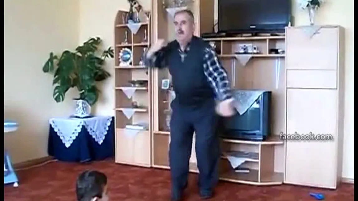 SENZAŢIONAL: Un bunic dansează până îi sar papucii din picioare în faţa nepoţilor VIDEO