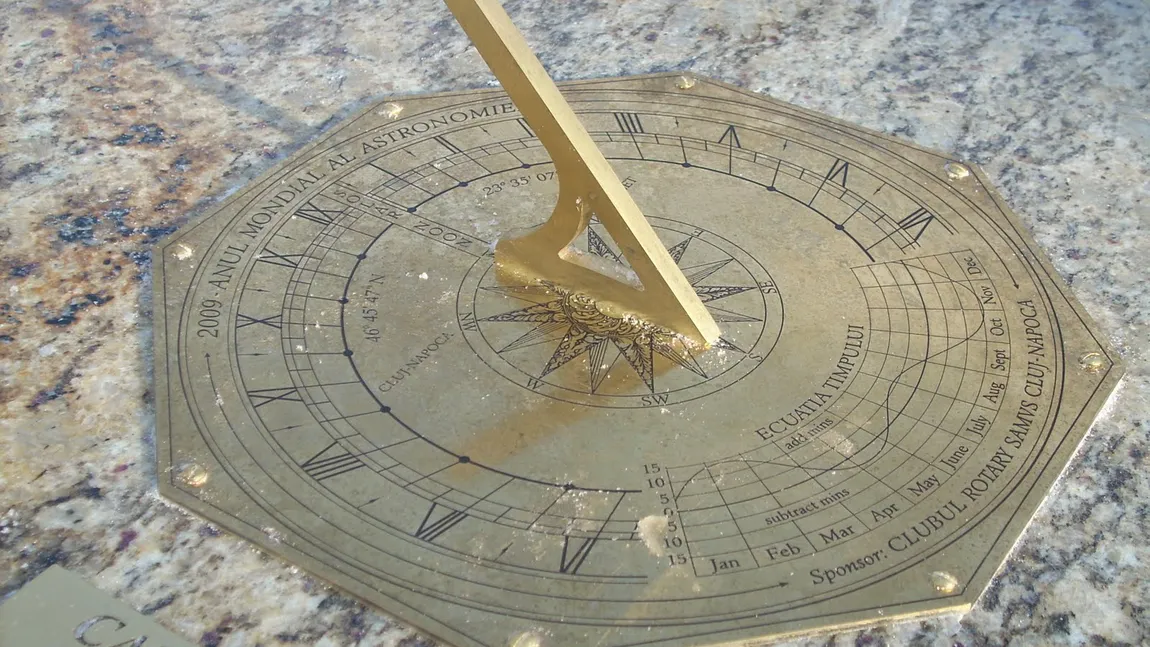 Ceas solar vechi de peste 150 de ani funcţionează pe un zid al Palatului Arhiepiscopiei Romano-Catolice