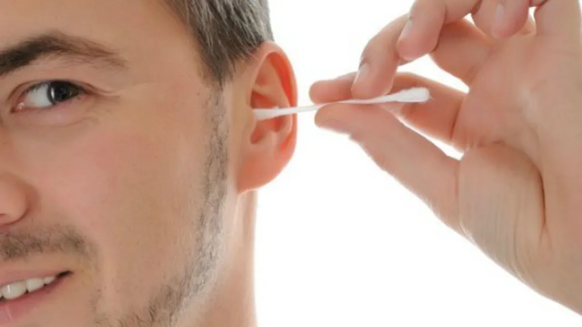 Care este cel mai bun mod de a-ţi curăţa urechile. Află ce spun medicii