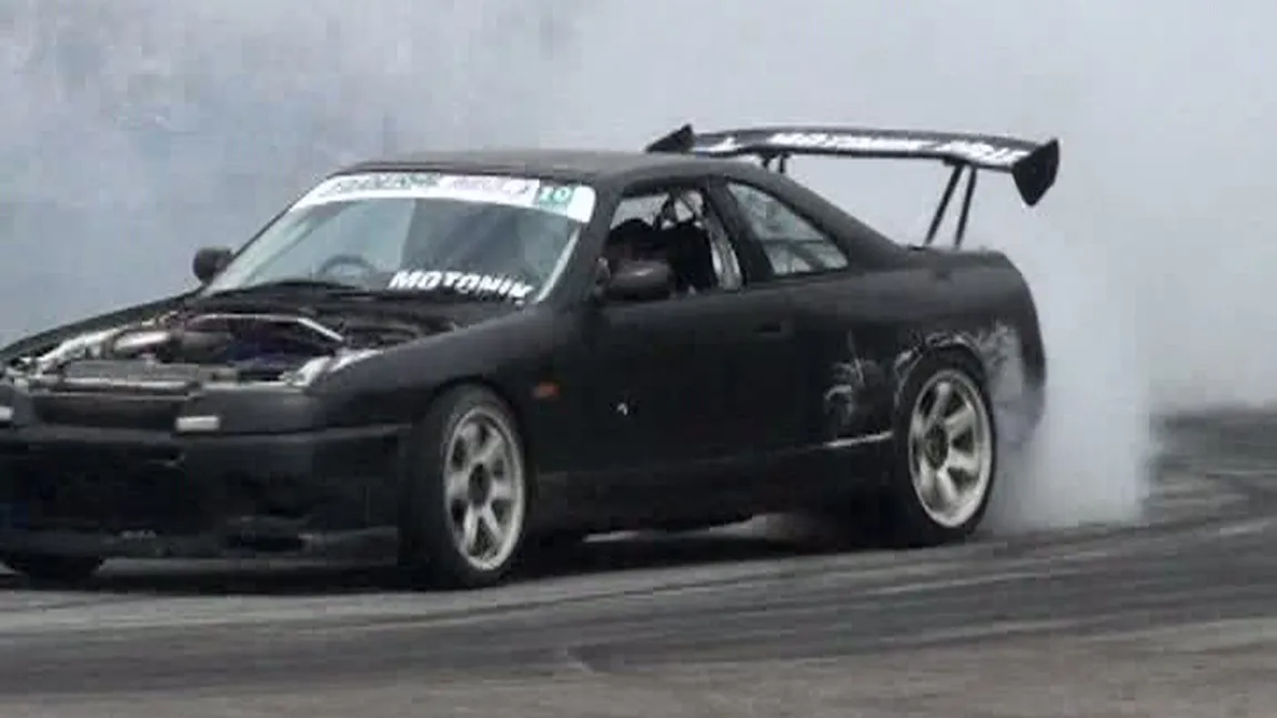 Drifturi în curtea şcolii. Elevii au fost lăsaţi fără teren de sport VIDEO