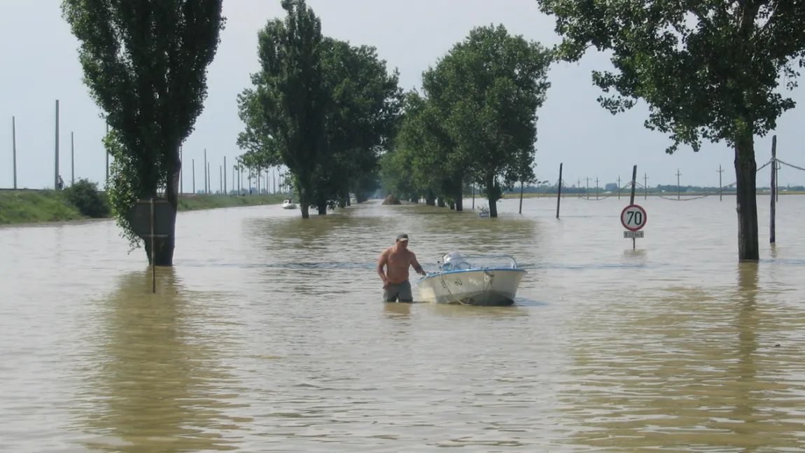 Dunărea a depăşit cu 12 centimetri cota de inundaţii