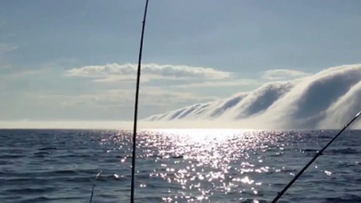 Fenomen natural impresionant. Un pescar a crezut că a venit APOCALIPSA când a văzut ce venea dinspre lac