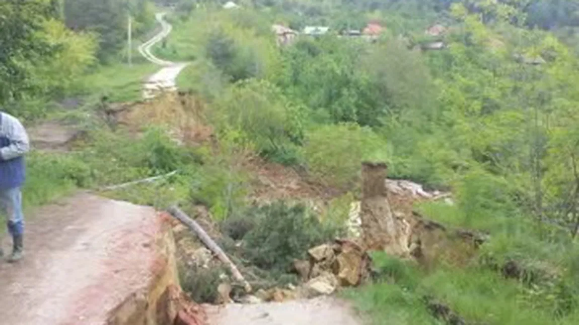 Pământul o ia la vale! Un sat întreg este izolat din cauza alunecărilor de teren