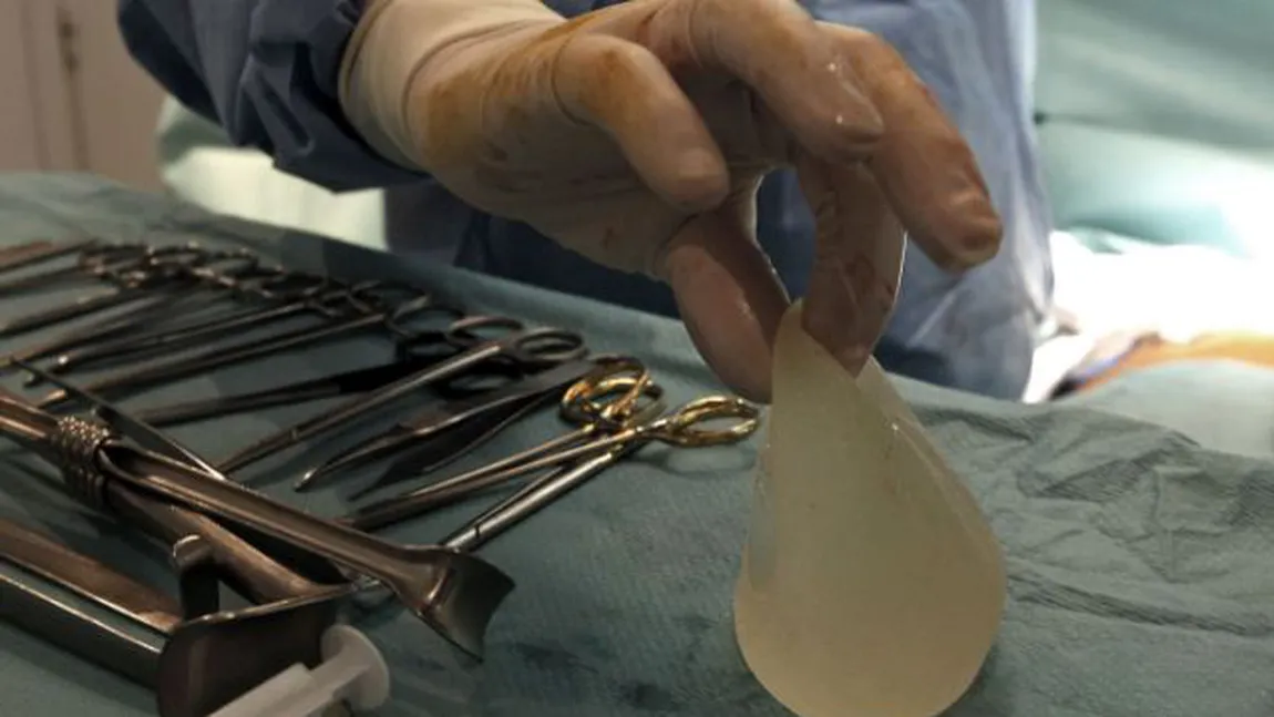 ALERTĂ. Zeci de cazuri de CANCER la sân provocat de un anumit tip de implanturi mamare