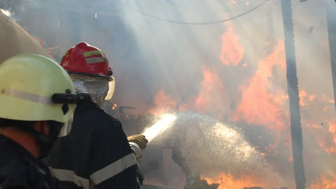Incendiu la un internat din Baia Mare. Trei elevi intoxicaţi cu fum, luaţi cu ambulanţa