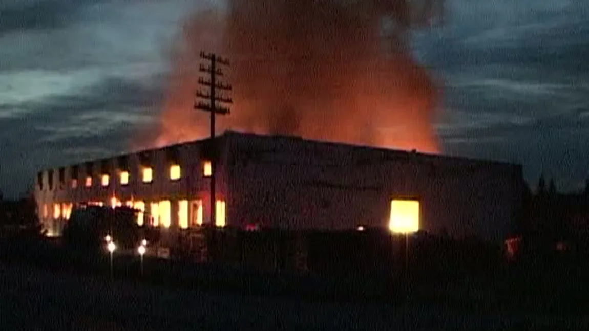 Incendiu de proporţii în Maramureş. Un depozit uriaş a fost făcut scrum VIDEO