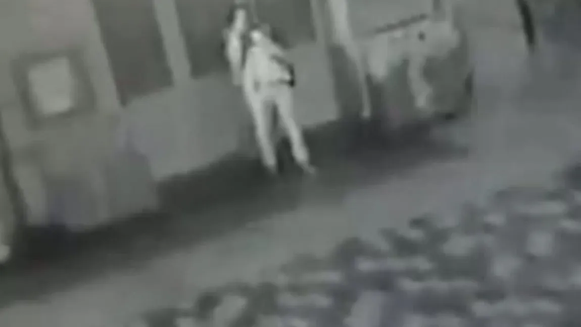 Jaf incredibil în Londra: Hoţul şi-a strâns victima de gât până când a leşinat VIDEO