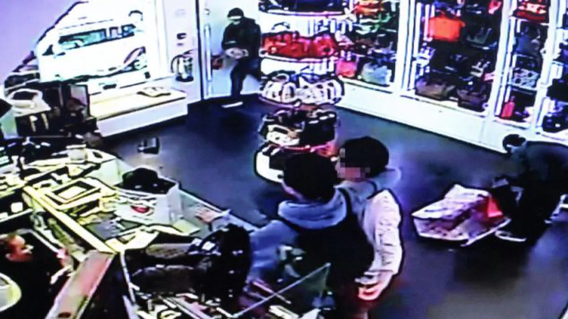 Jaf într-un magazin de lux din Londra: Au furat genţi în valoare totală de 150.000 de lire VIDEO