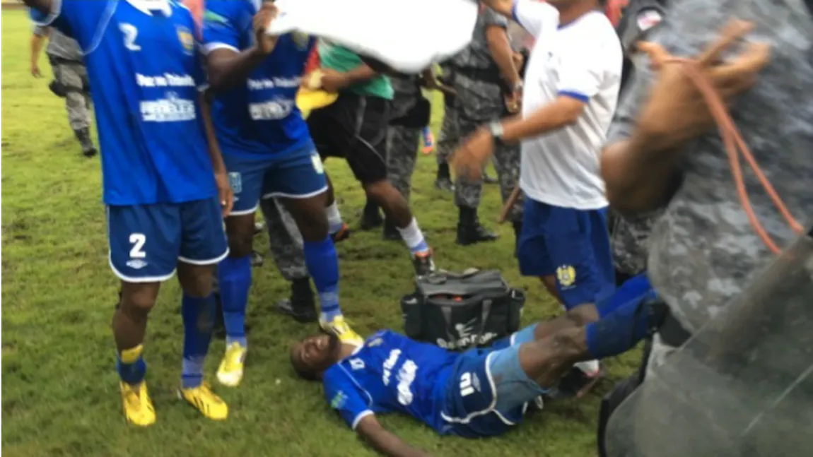 Scene ŞOCANTE în Brazilia. Un jucător a fost bătut de adversari până a intrat în comă VIDEO