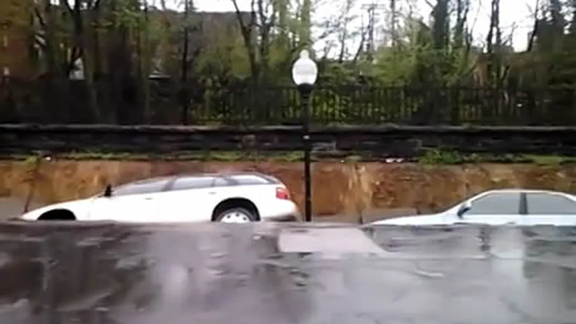 Imagini incredibile: Mai multe maşini au fost înghiţite de pământ VIDEO