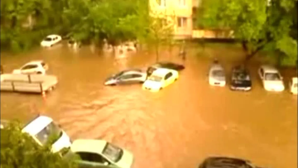 Maşini plutitoare şi valuri, pe străzile Bucureştiului. Capitala, transformată într-un lac imens VIDEO
