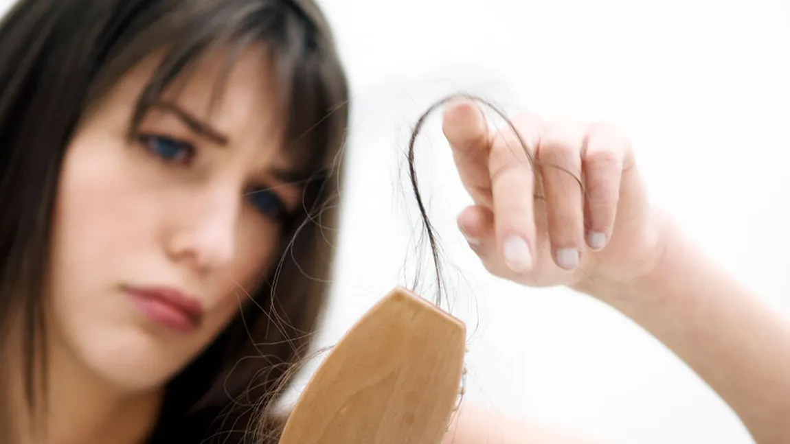 Căderea părului: Greşeli care te lasă fără păr
