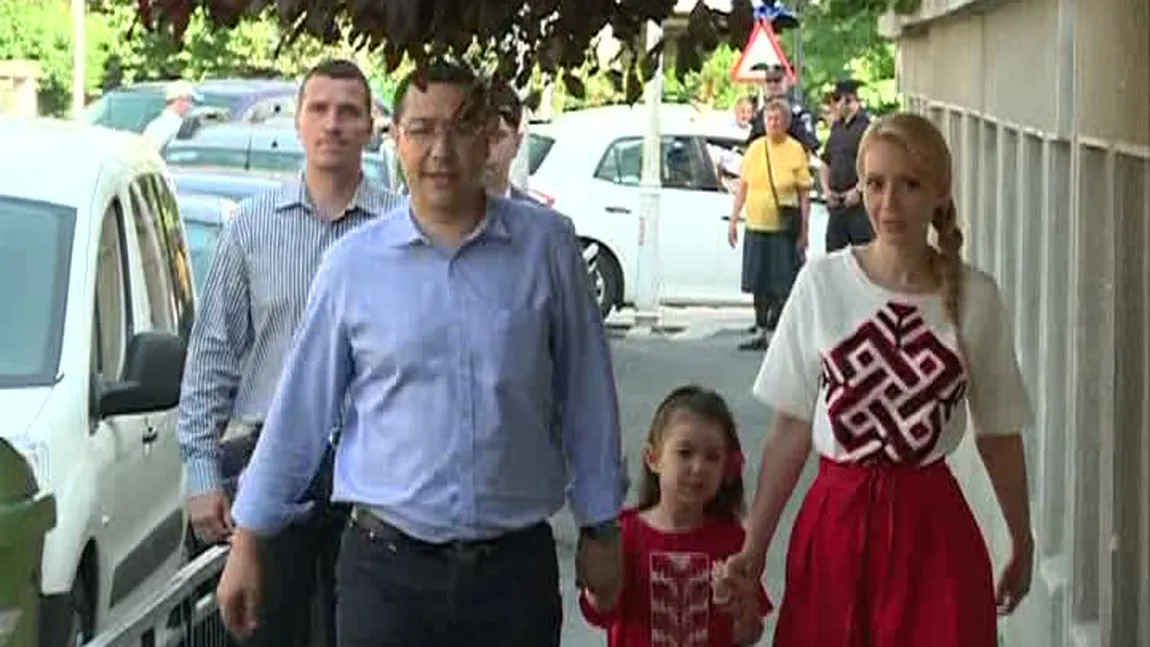 ALEGERILE EUROPARLAMENTARE 2014. Daciana Sârbu şi Irina, la vot în haine cu motive tradiţionale