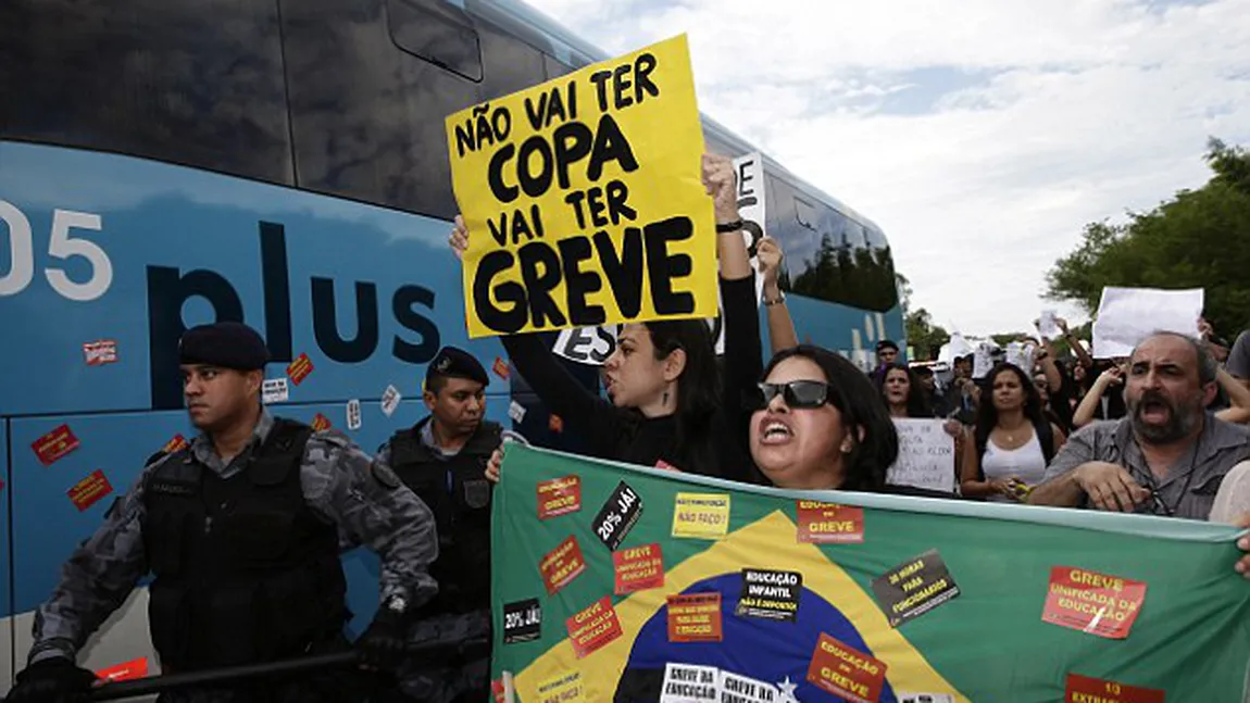 CM 2014. Sute de profesori au blocat autocarul Braziliei. 