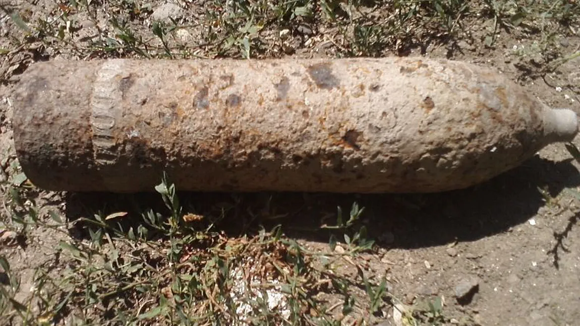 Un proiectil de artilerie, descoperit pe o stradă din Orşova
