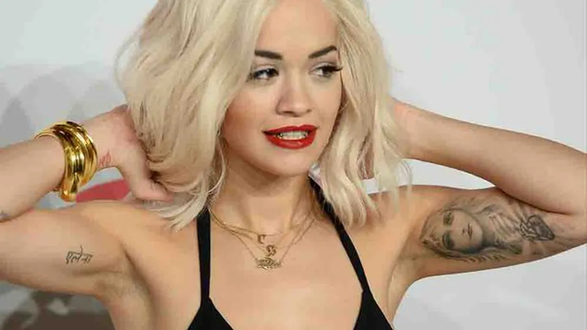 Rita Ora a rămas dezbrăcată pe covorul roşu. Uite prin ce a trecut vedeta FOTO