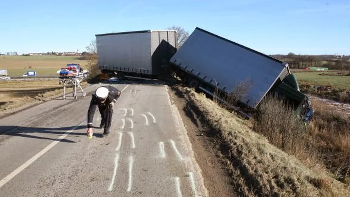 Carambol cu trei TIR-uri şi un autoturism în Valsui. Una dintre victime este în stare critică