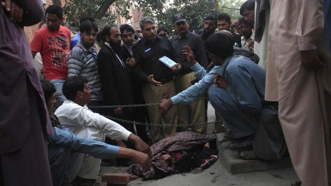 Cazul femeii însărcinate care a fost lapidată. Premierul pakistanez cere MĂSURI URGENTE