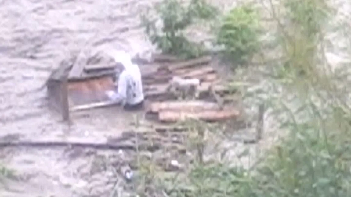 Imagini DRAMATICE, din mijlocul VIITURII. Doi bătrâni au fost salvaţi prin podul casei VIDEO