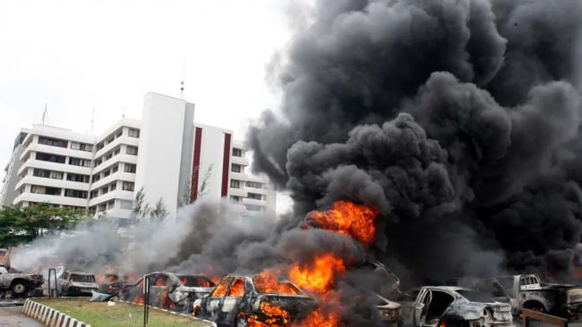 TRAGEDIE: Peste 40 de morţi în explozia unei bombe într-un stadion de fotbal