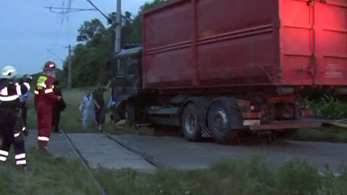 ACCIDENT în Suceava: Un TIR, lovit în plin de un tren personal VIDEO