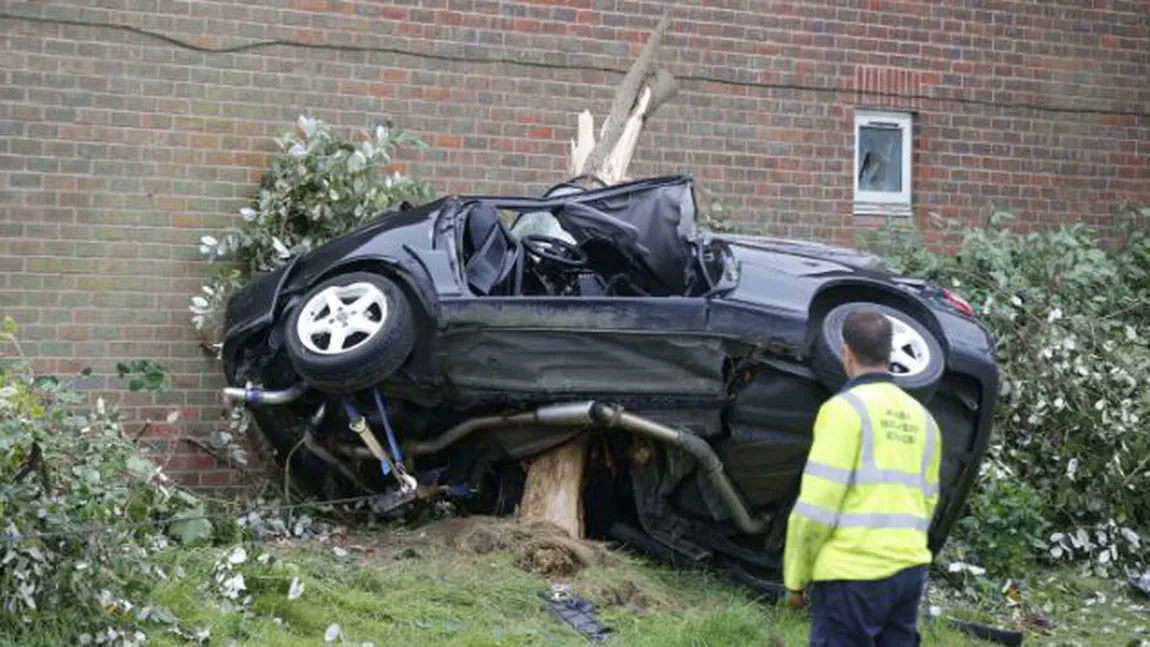 ACCIDENT RUTIER ŞOCANT: Maşina s-a rostogolit de mai multe ori înainte să se înfigă într-un copac FOTO