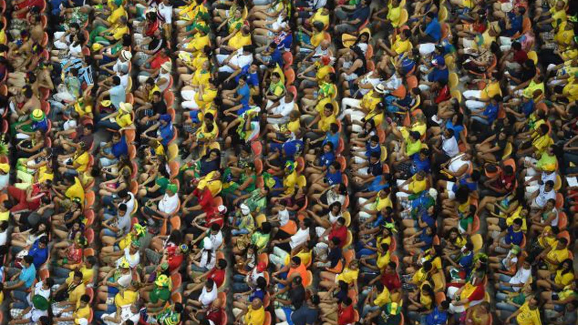 CM 2014. Suporter ENGLEZ, dat de gol în faţa întregii lumi în timp ce flirta cu o BRAZILIANCĂ pe stadion FOTO