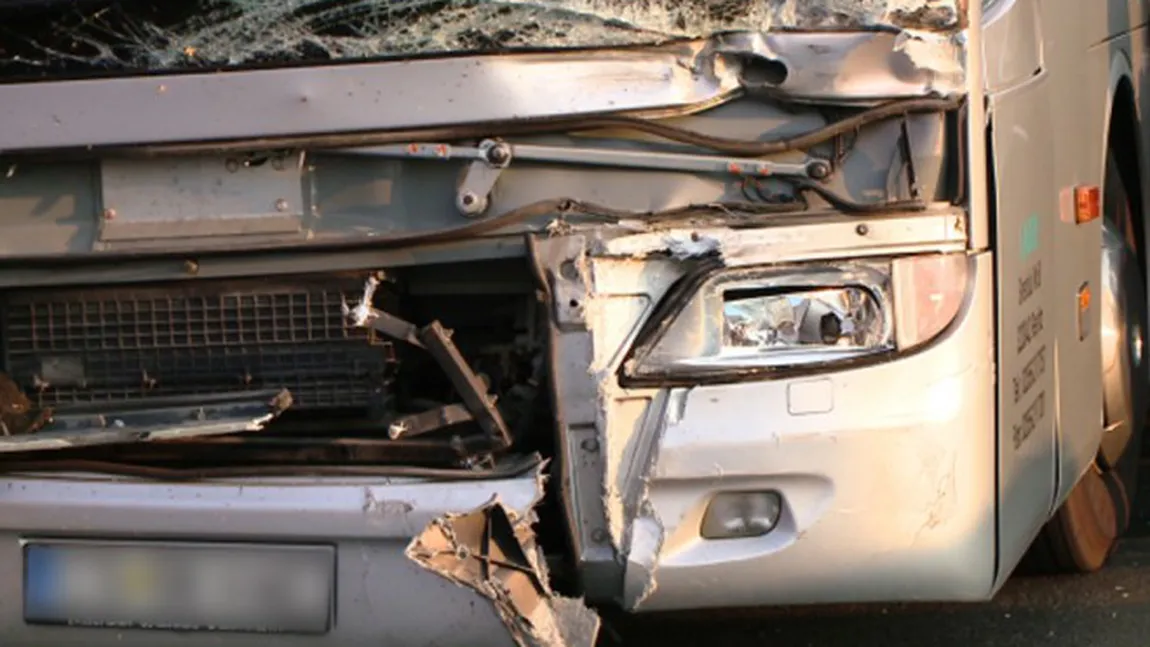 Accident grav de autocar: Şapte persoane au murit