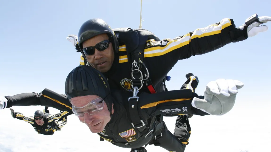 George Bush senior îşi serbează 90 de ani de viaţă SĂRIND cu PARAŞUTA