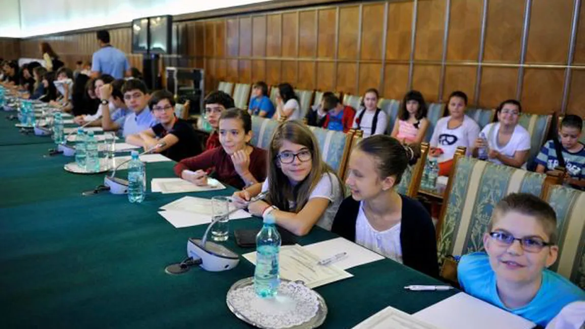 ZIUA INTERNAŢIONALĂ A COPILULUI 2014. Copiii au condus duminică o şedinţă de Guvern la Palatul Victoria