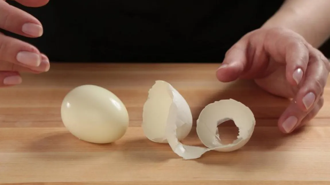 GENIAL: Cum să decojeşti un ou într-o secundă VIDEO