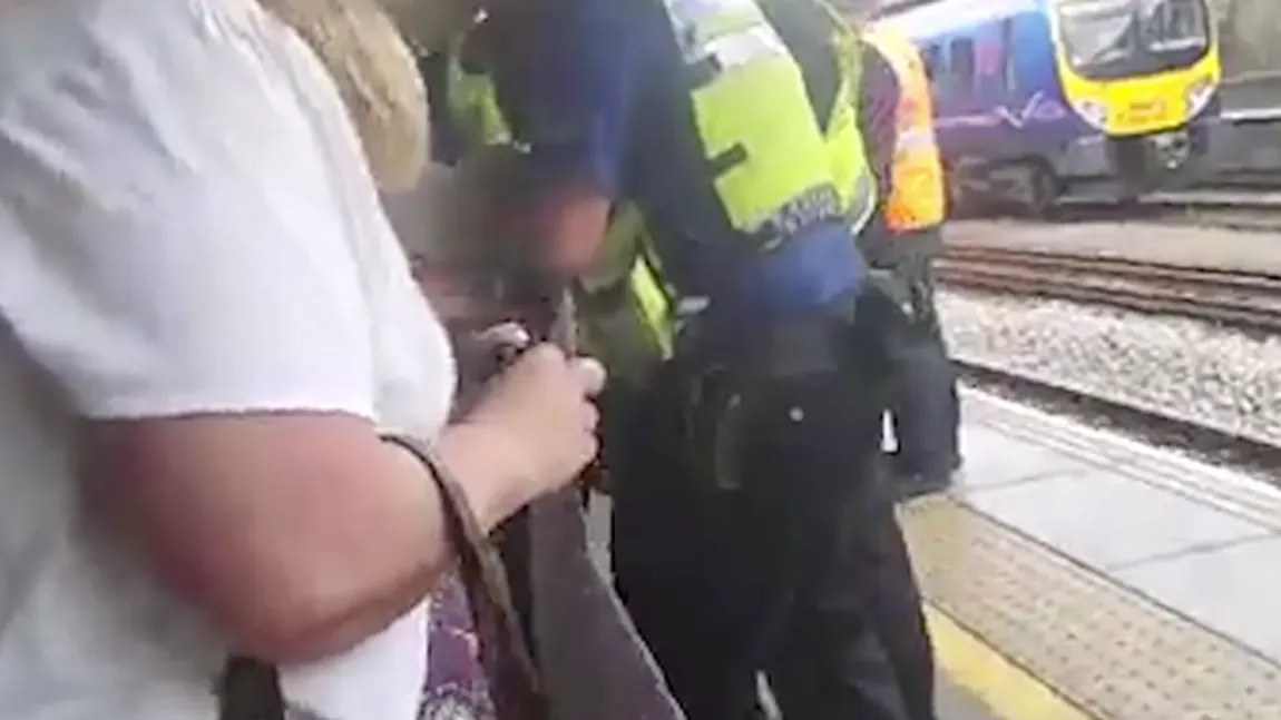 INCREDIBIL! Poliţiştii au agresat un bărbat pentru că îşi cerea drepturile de călătorie VIDEO
